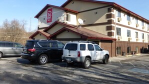 A building with a sign reading "Red Roof Inn" and two parked SUVs. - Red Roof Inn Bristol (Bristol)