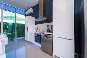 Full-size fridge, microwave, oven, stovetop