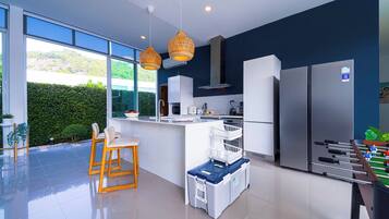 Full-size fridge, microwave, oven, stovetop