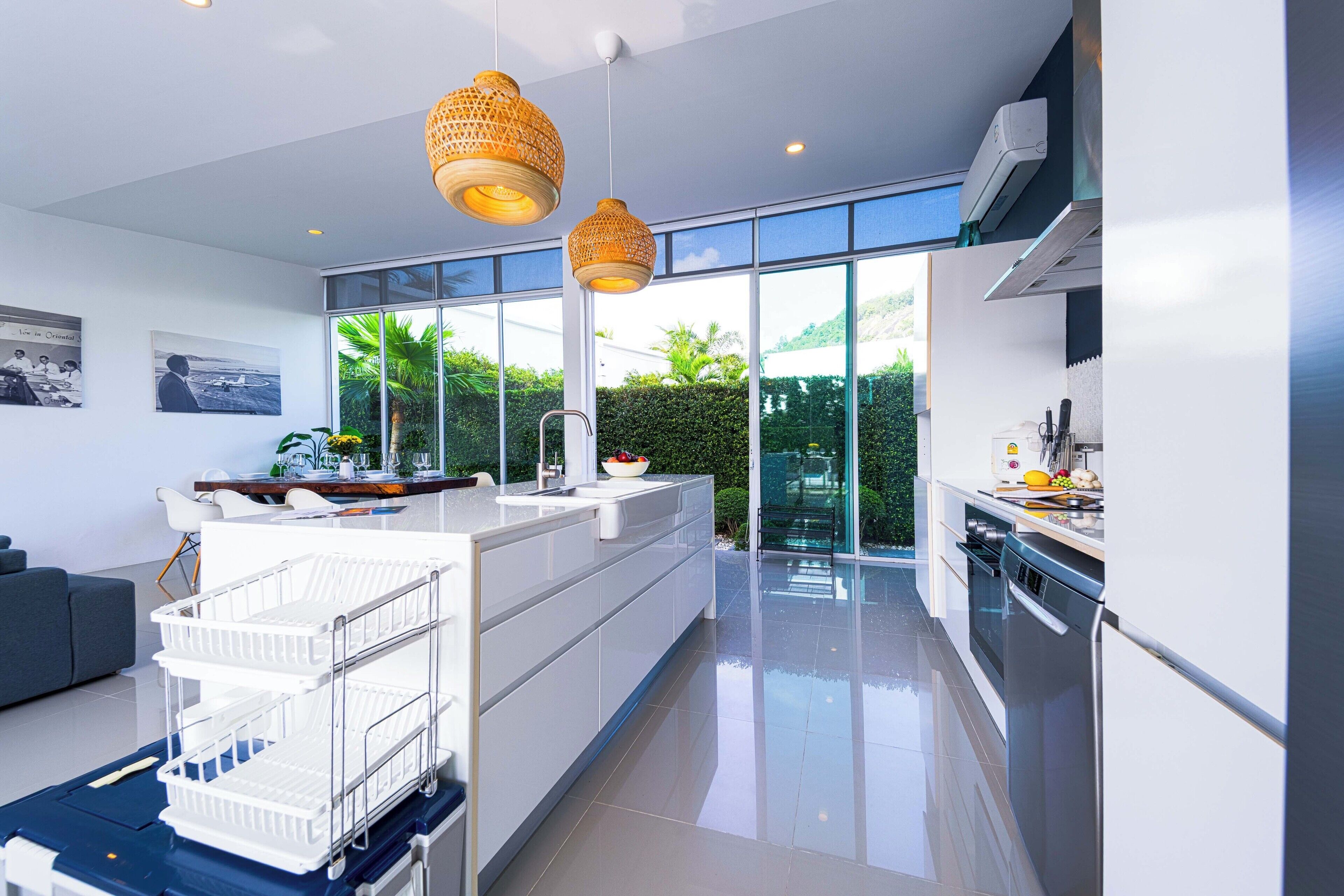 Full-size fridge, microwave, oven, stovetop