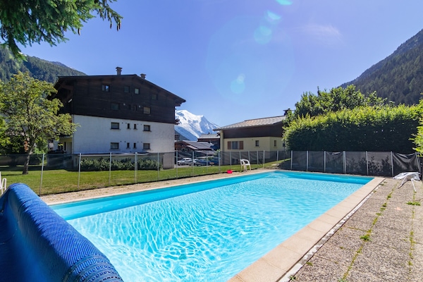 Schöner Außenpool mit Bergblick