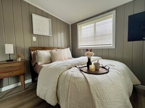 3 bedrooms, travel cot, free WiFi, bed sheets - Cozy cabin retreat in rustic setting. Private lake, bonfire under the stars! (Lake)