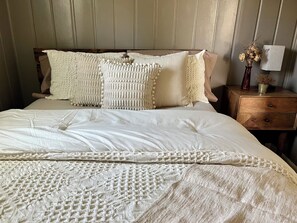 3 bedrooms, travel cot, free WiFi, bed sheets - Cozy cabin retreat in rustic setting. Private lake, bonfire under the stars! (Lake)