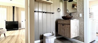 Cozy cabin retreat in rustic setting. Private lake, bonfire under the stars!