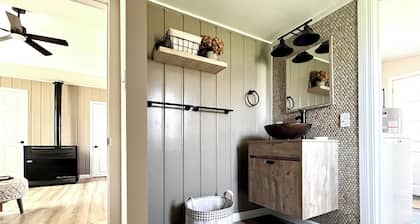 Cozy cabin retreat in rustic setting. Private lake, bonfire under the stars!