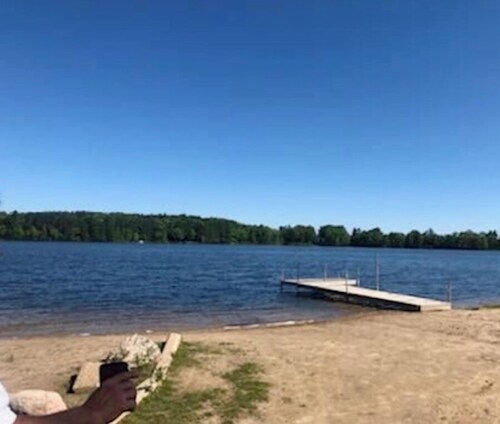 Cozy cabin retreat in rustic setting. Private lake, bonfire under the stars!