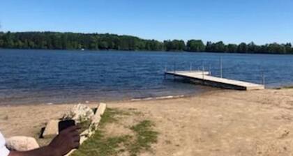 Cozy cabin retreat in rustic setting. Private lake, bonfire under the stars!