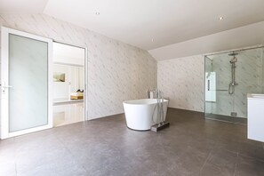 Villa | Bathroom | Separate bathtub and shower, rainfall showerhead, free toiletries - Amazing 6 Bedroom Pool Villa ED60 (Hua Hin)