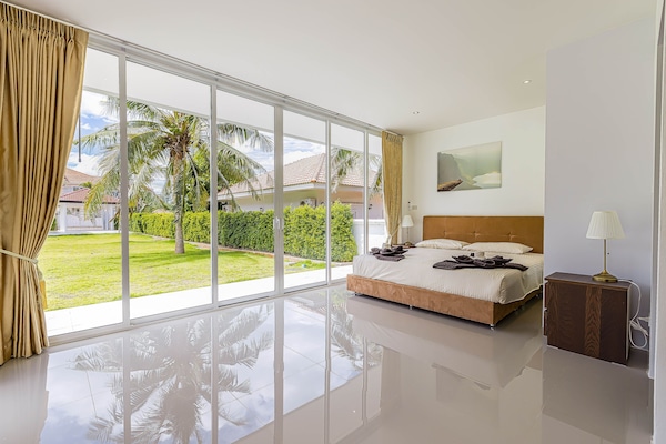 6 bedrooms, blackout curtains, iron/ironing board, free WiFi