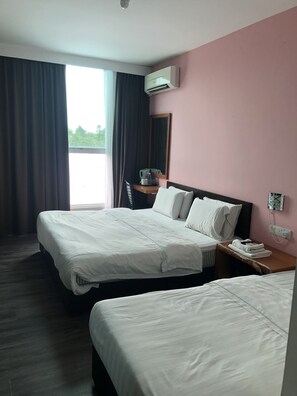 高级三人房 | 遮光窗帘、熨斗/熨板、免费 WiFi、床单