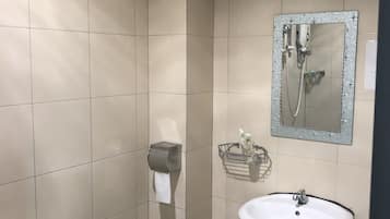 Standard Double Room | Bilik Mandi | Pancuran mandi, kelengkapan dandanan diri percuma, pengering rambut