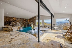 Alberca techada y alberca climatizada