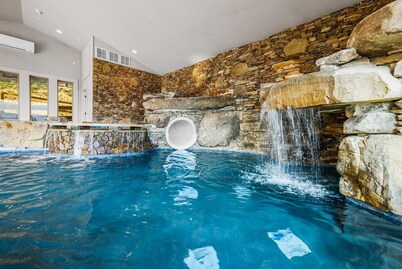 Luxury Cabin w/ 2 Pools, Golf Simulator, Hot Tub, Fire Pit & More!