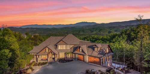 Bluff Mtn Splash ~ 2 Pools, Golf Simulator, Hot Tub, Fire Pit & More!