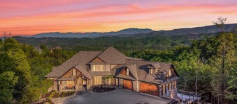 Bluff Mtn Splash ~ 2 Pools, Golf Simulator, Hot Tub, Fire Pit & More!