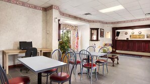 Dining - Super 7 Inn (Midland)