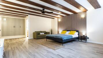 3 slaapkamers, een strijkplank/strijkijzer, internet, beddengoed