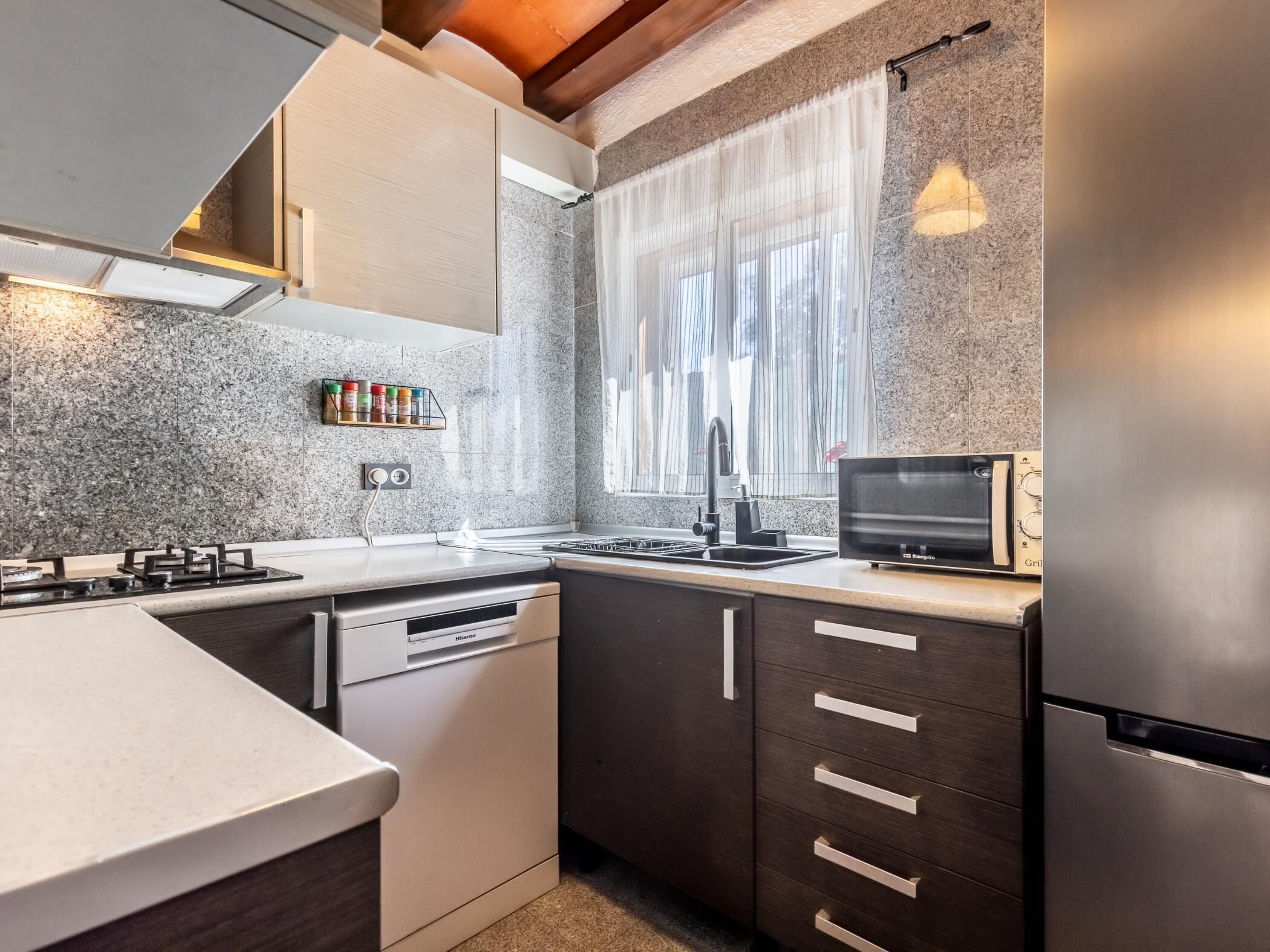 Een koelkast, een microgolfoven, een vaatwasser