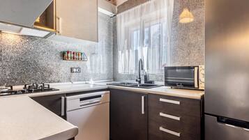 Een koelkast, een microgolfoven, een vaatwasser