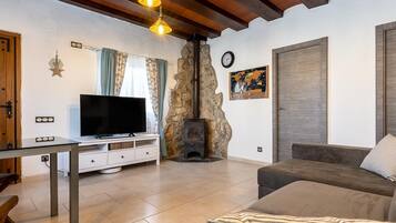 Een televisie en een open haard