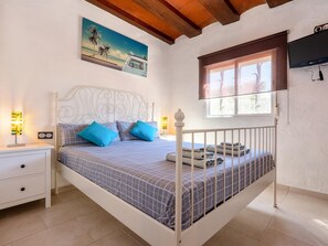 3 chambres, fer et planche à repasser, accès Internet, draps fournis