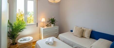 2 bedrooms, iron/ironing board, bed sheets