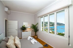 2 soverom, strykejern/-brett og sengetøy