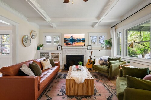 Ida Hygge: A Downtown Craftsman w/ Hot Tub+5 BdRms