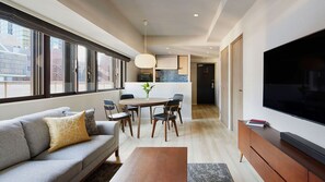 Hypo-allergenic bedding, down comforters, in-room safe, desk - Oakwood Hotel & Apartments Azabu Tokyo (Tokyo)