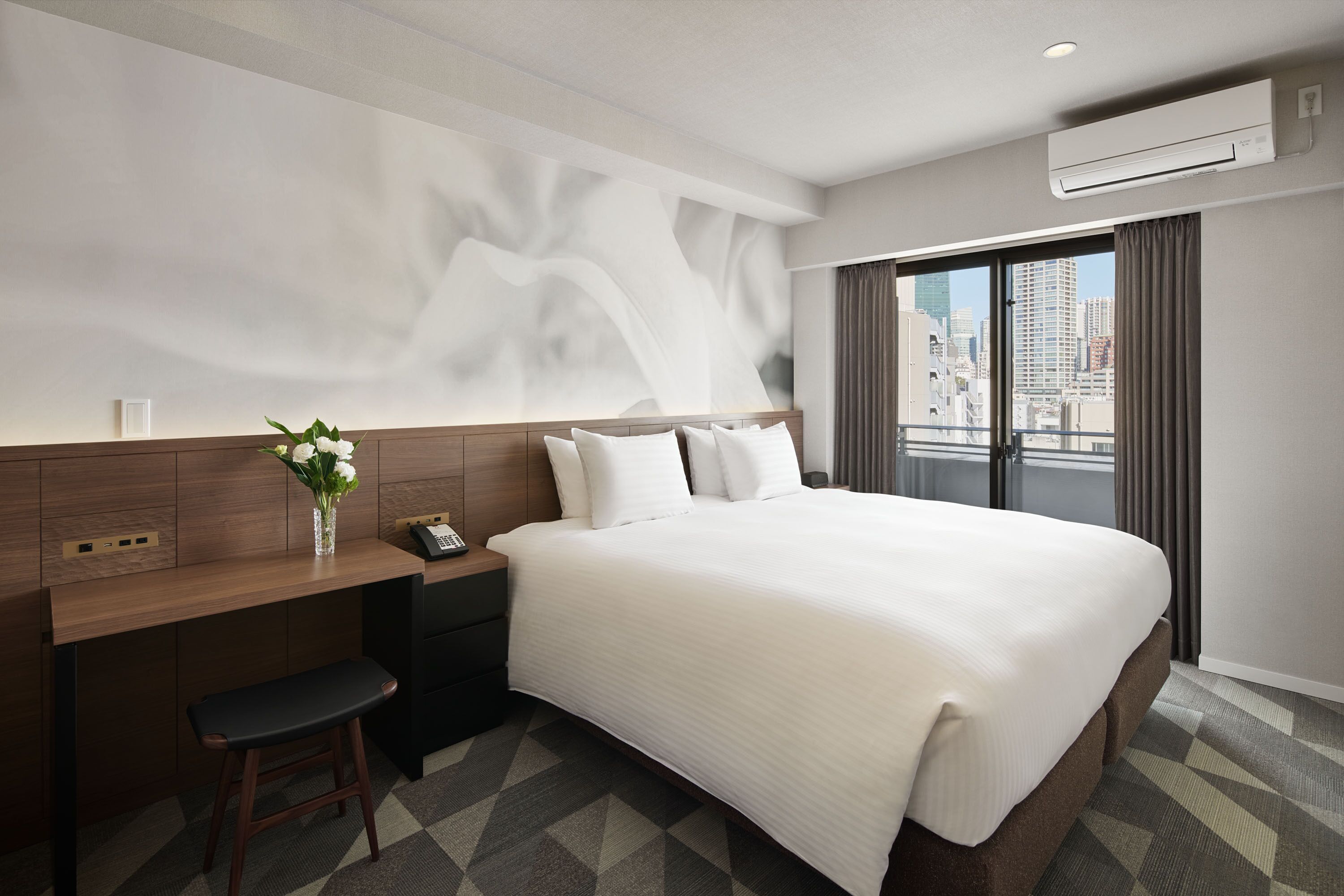 Hypo-allergenic bedding, down comforters, in-room safe, desk