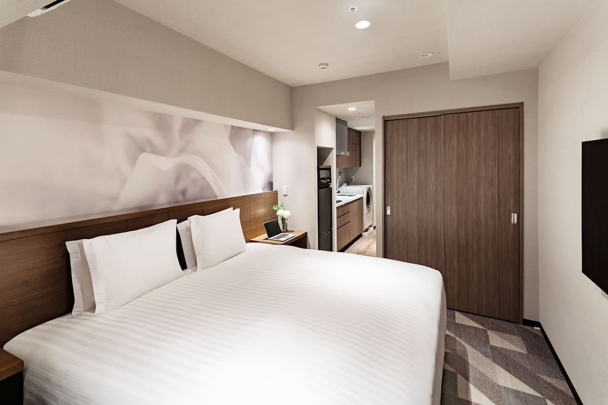 Hypo-allergenic bedding, down comforters, in-room safe, desk