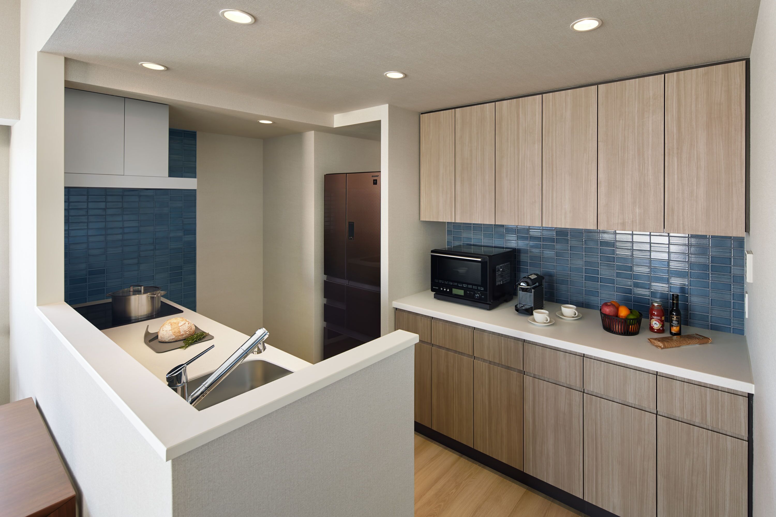 Private kitchen | Full-size fridge, microwave, oven, stovetop