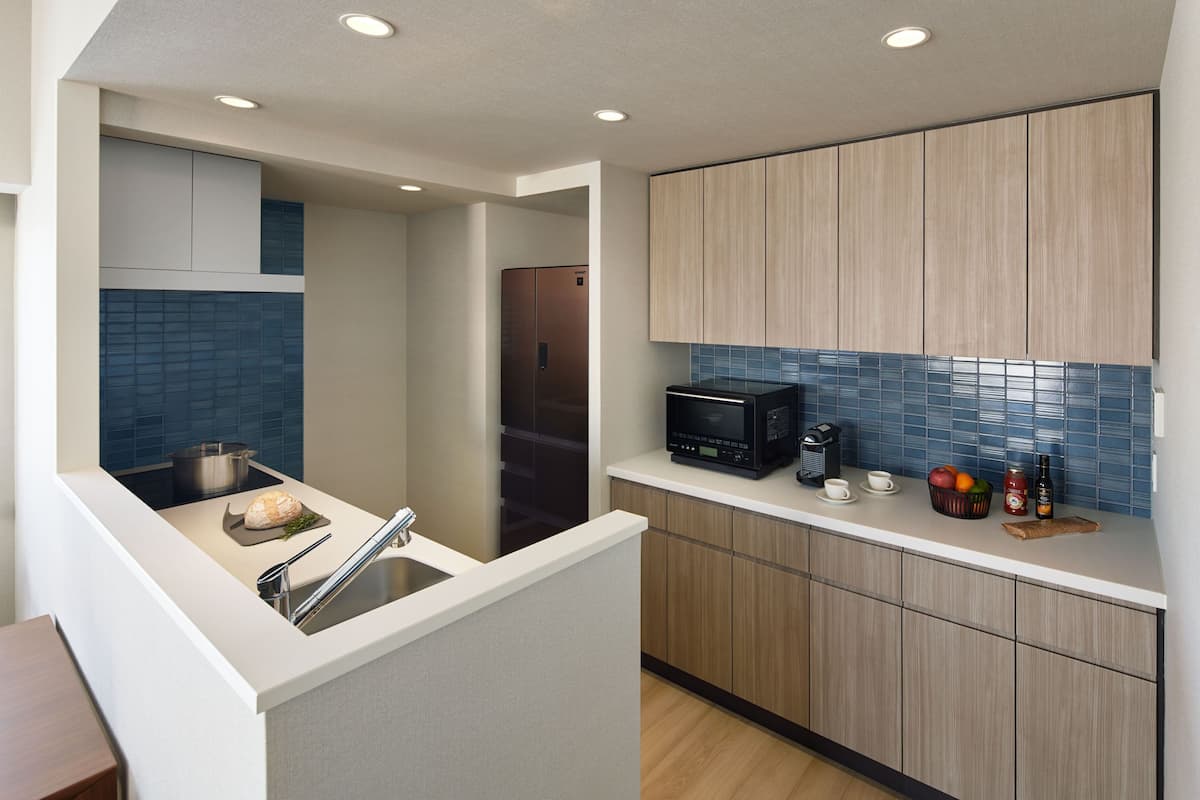 Private kitchen | Full-size fridge, microwave, oven, stovetop