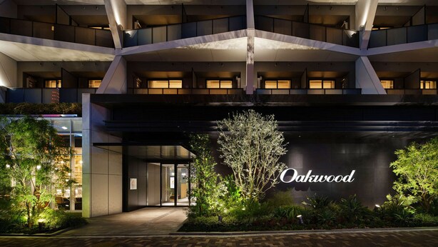 Een moderne hotelentree met een opvallend bord waarop 
