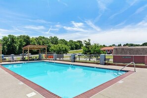 Outdoor pool - Americas Best Value Inn (Berea)