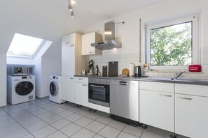 Refrigerador, microondas, parrilla de estufa y lavavajillas