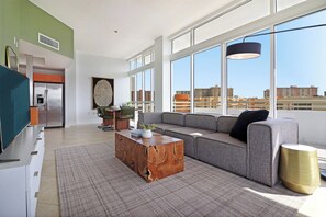 50-英寸智能电视 （配备数码频道）、电视