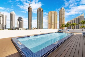 Outdoor pool - Roami at Sunny Isles (Sunny Isles Beach)