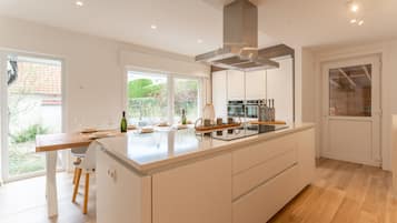 Een koelkast, een magnetron, een oven, een kookplaat