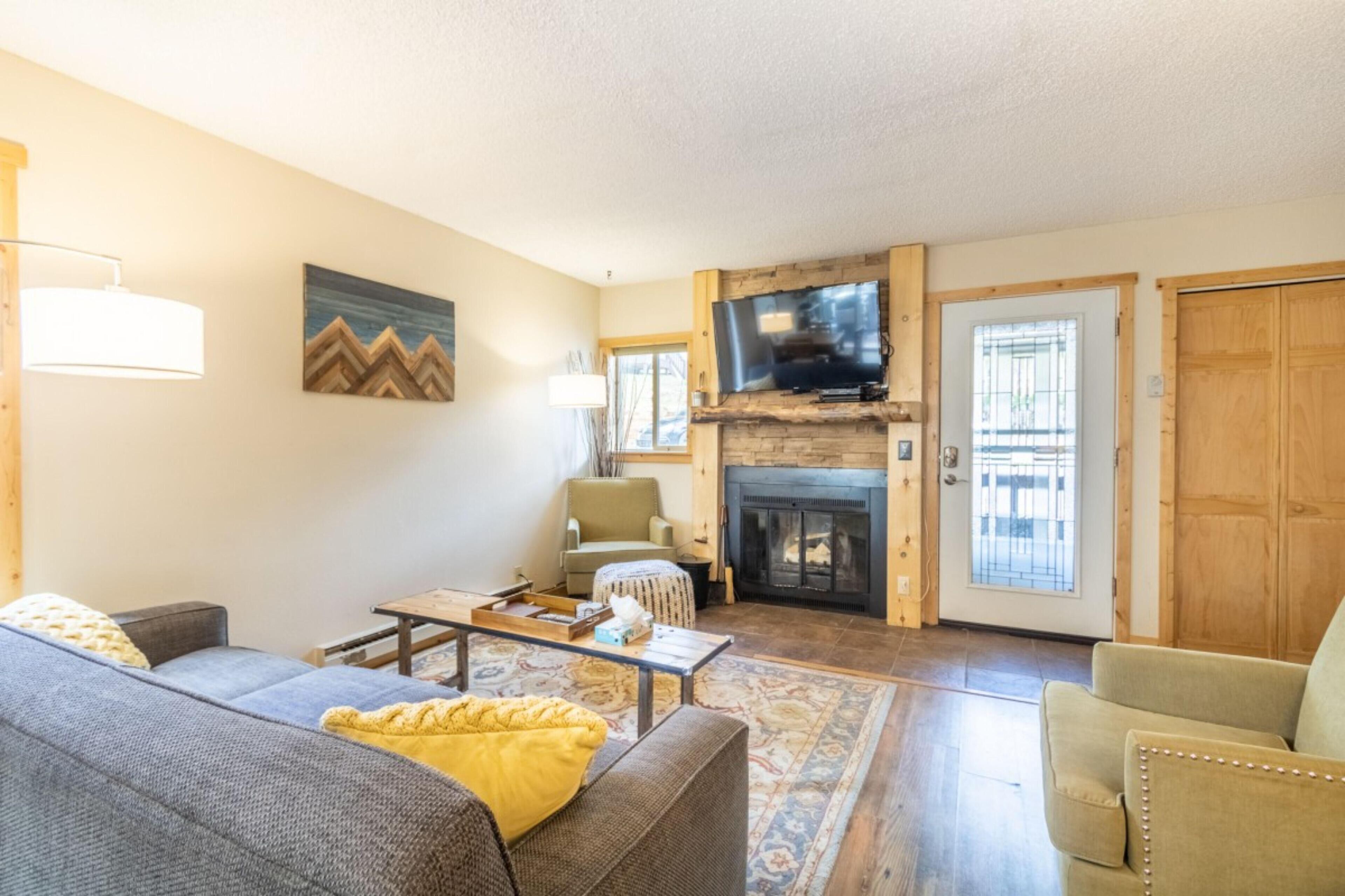 Spacious pet Friendly Condo Near Hiking/skiing by Summit County
