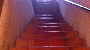 Eine Treppe mit Geländer, die nach oben führt.