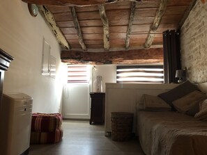 1 habitación, tabla de planchar con plancha y ropa de cama 