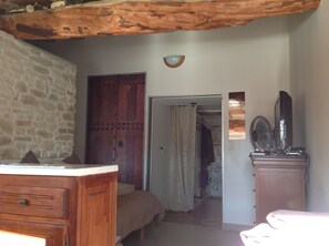 1 habitación, tabla de planchar con plancha y ropa de cama 