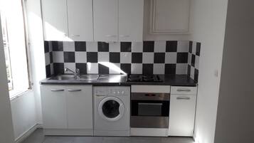 Een koelkast, een microgolfoven, een oven, een kookplaat