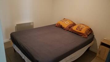 2 slaapkamers, een strijkplank/strijkijzer, gratis wifi, beddengoed