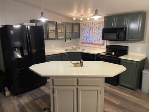 Refrigerador, microondas, horno y parrilla de estufa 