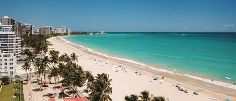 En la playa y sombrillas