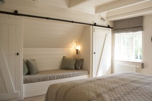 4 bedrooms, iron/ironing board, travel crib, free WiFi - 5* thatched roof house Ziegelmacher - Vörn 6600sqm natural garden with pond and outdoor sauna (Rodenäs)