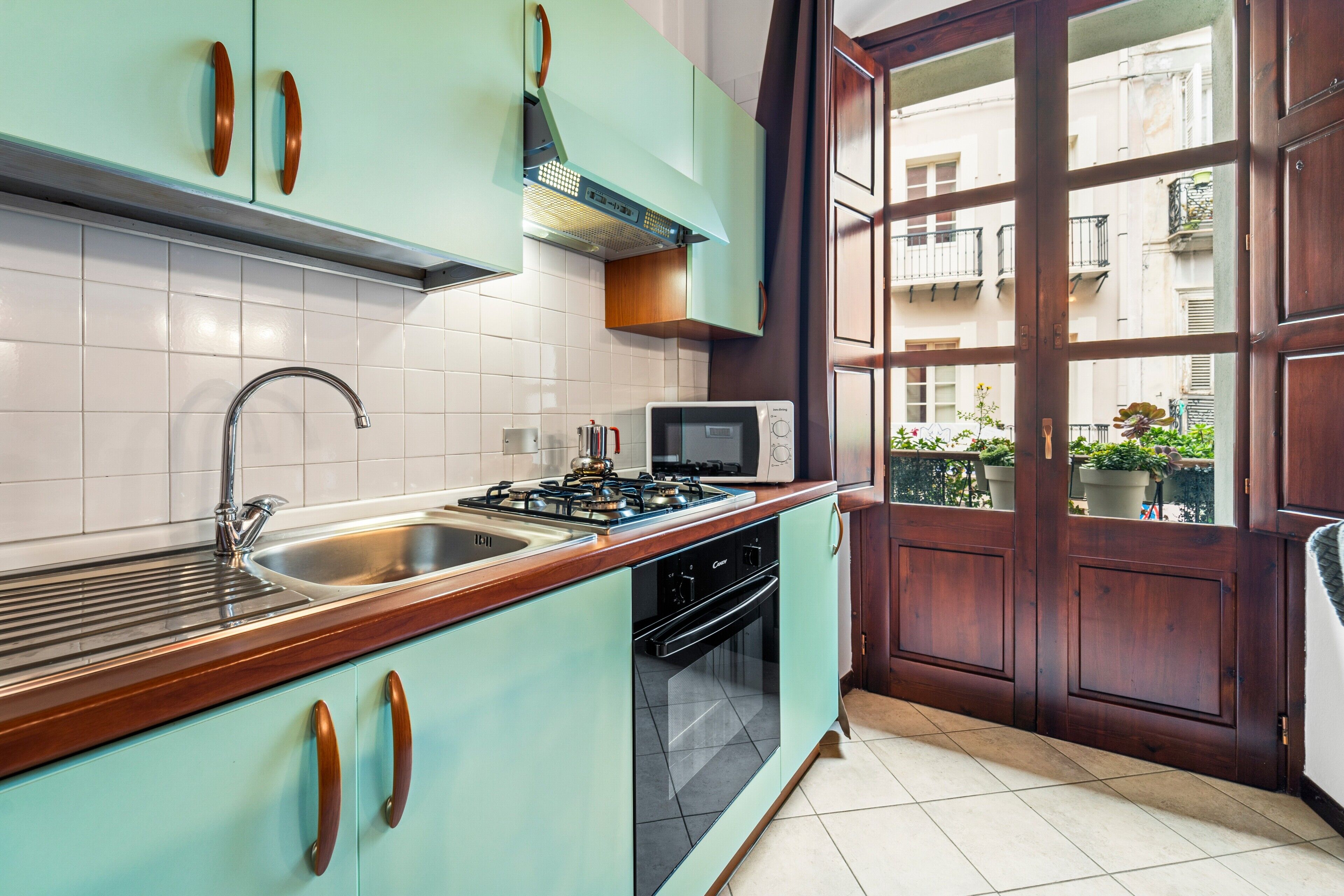 Frigorifero, microonde, forno, piano cottura