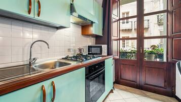 Frigorifero, microonde, forno, piano cottura